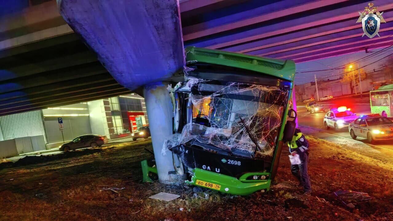 Автобус наехал на препятствие и врезался в опору моста в Челябинске