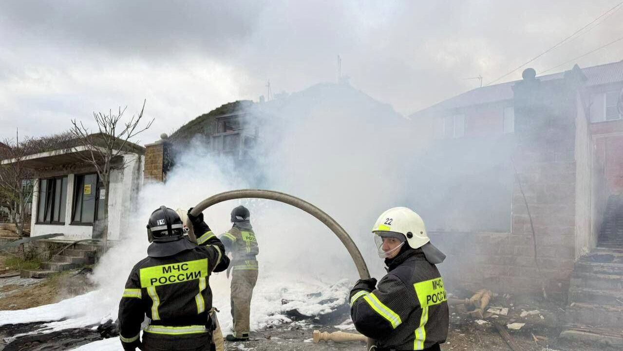 Сотрудники МЧС по Республике Дагестан работают на месте падения вертолета в населенном пункте Ачи-Су