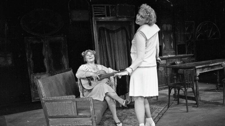 Заслуженная артистка РСФСР Валентина Шарыкина (справа) в спектакле по пьесе Николая Эрдмана Самоубийцы