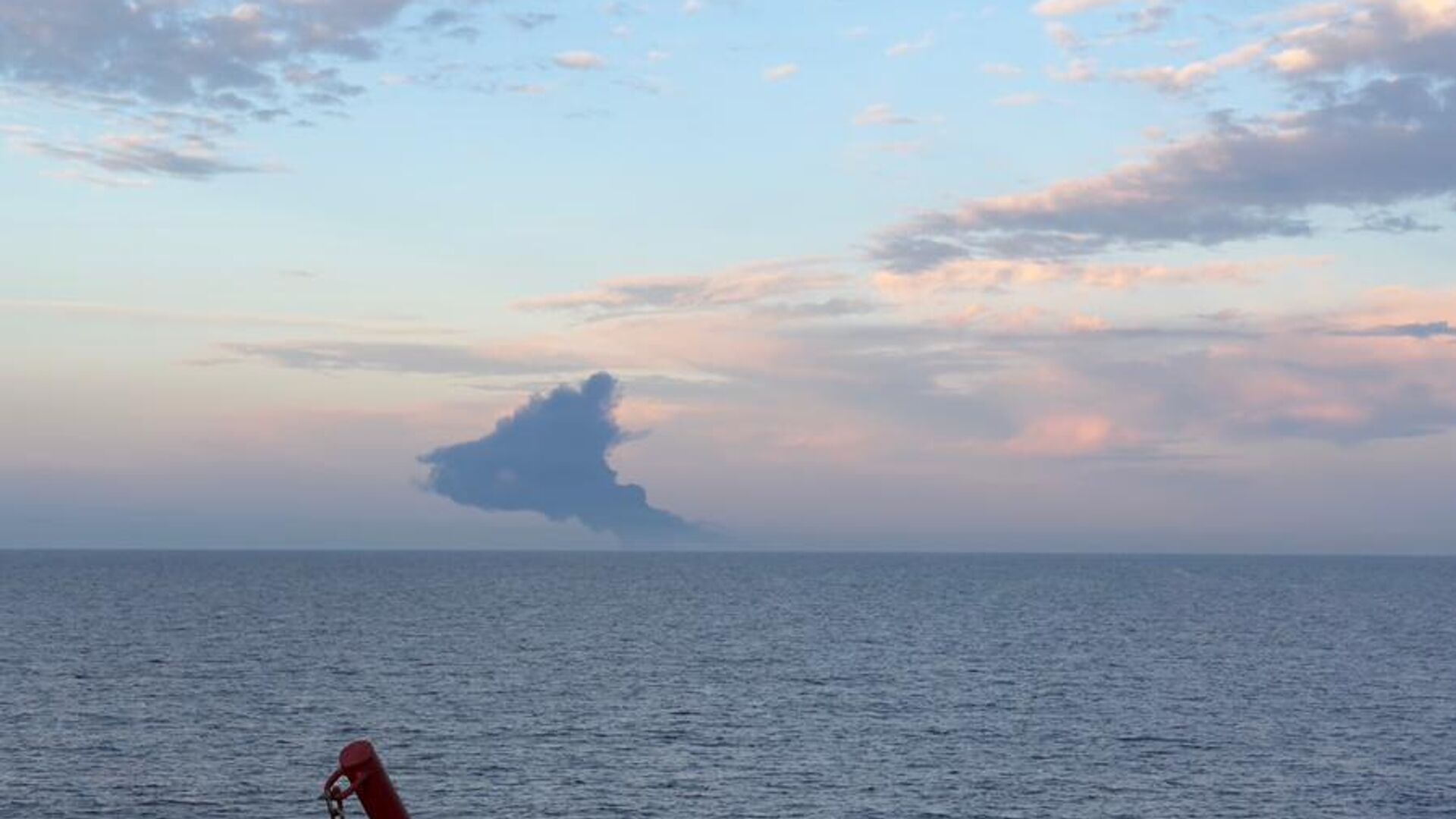 Дым от пожара на борту танкера Kairos