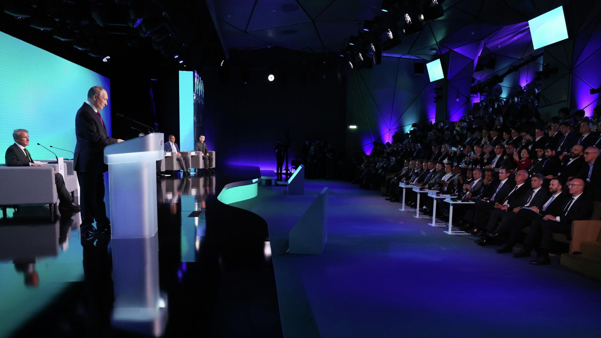 Президент РФ Владимир Путин выступает на пленарной дискуссии Будущее с ИИ международной конференции по искусственному интеллекту AI Journey в Москве