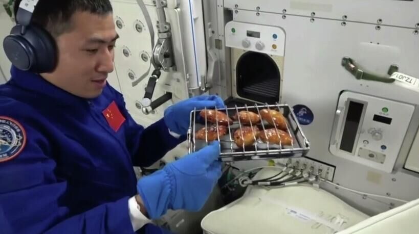Китайские космонавты впервые приготовили барбекю на орбитальной станции Тяньгун. Кадр видео