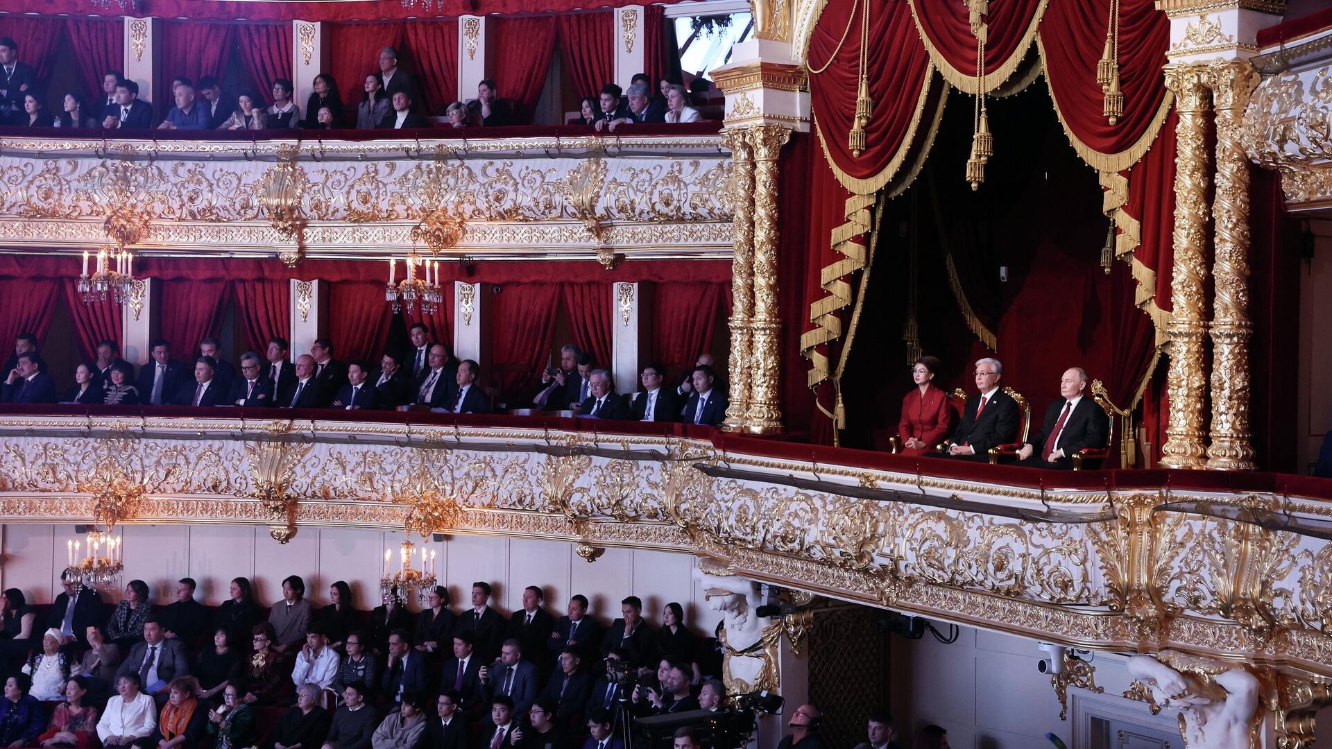 Владимир Путин и Касым-Жомарт Токаев во время гала-концерта мастеров искусств Казахстана в Большом театре