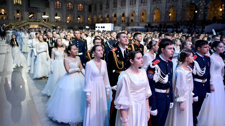 Участники IX Международного Кремлевского Благотворительного Кадетского Бала в Гостином дворе в Москве