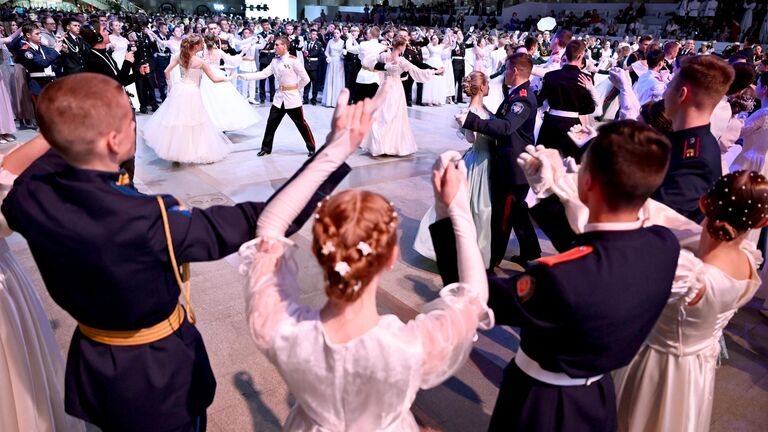 Участники IX Международного Кремлевского Благотворительного Кадетского Бала в Гостином дворе в Москве