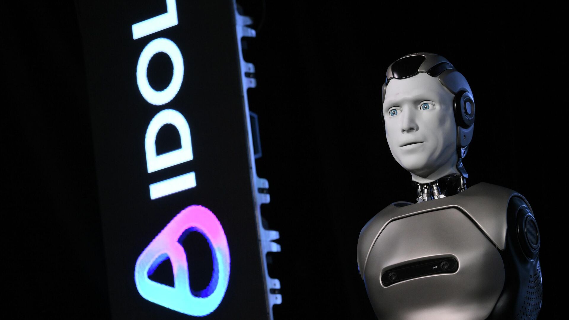 Презентация российского антропоморфного робота Aidol