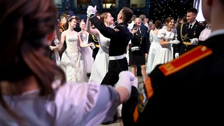 Участники IX Международного Кремлевского Благотворительного Кадетского Бала в Гостином дворе в Москве