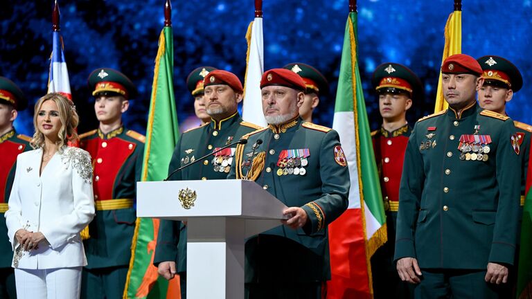 Руководитель проекта Международный кремлевский благотворительный кадетский бал Юлия Кирпичникова, командир 604-го Центра специального назначения Витязь Герой России Александр Белоглазов и заместитель директора Федеральной службы войск национальной гвардии Российской Федерации главнокомандующего войсками национальной гвардии Российской Федерации, генерал-полковник Алексей Воробьев на IX Международном Кремлевском Благотворительном Кадетском Балу в Гостином дворе в Москве