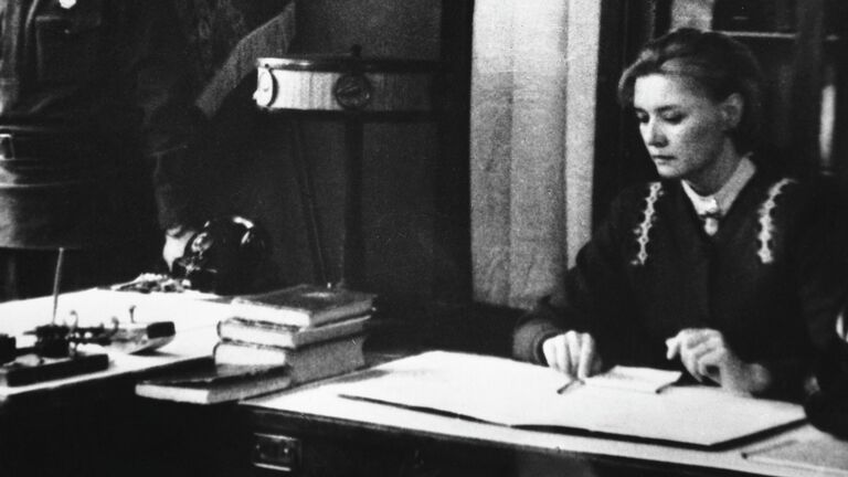 Кадр из фильма по повести Бориса Васильева Завтра была война режиссера Юрия Кары. Киностудия имени М. Горького