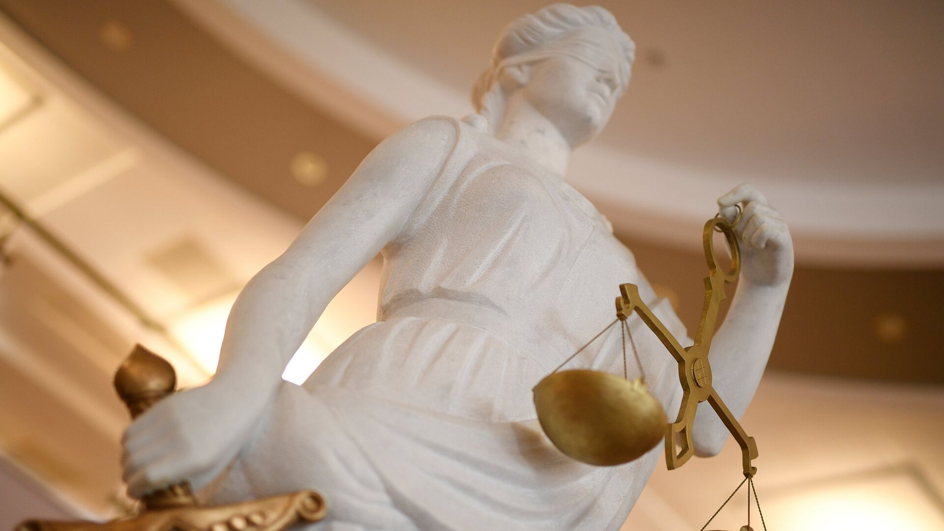 Статуя Фемиды в зале суда