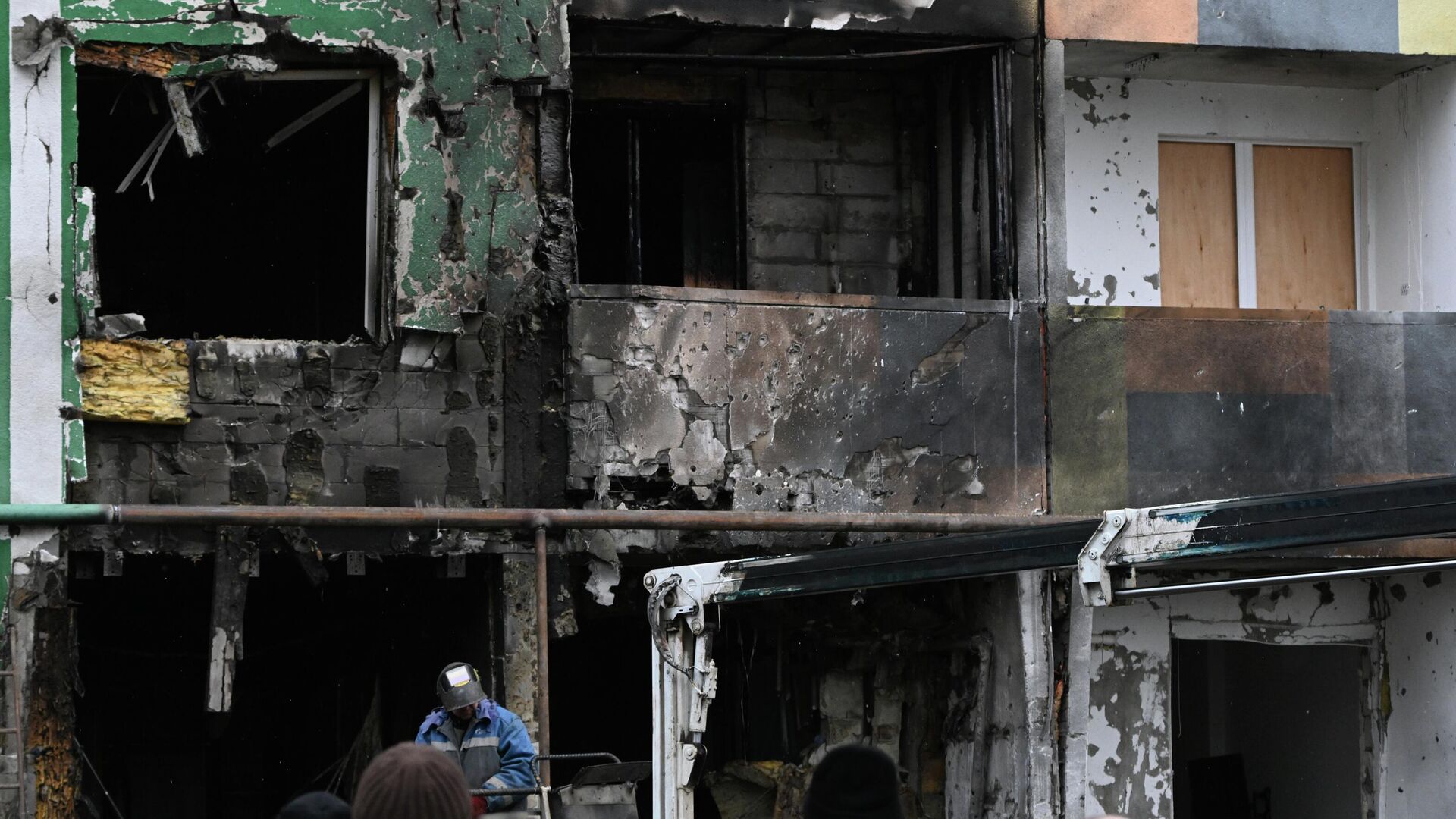 Последствия атаки БПЛА ВСУ на жилой дом в Твери