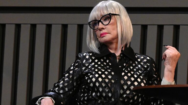 Актриса Вера Алентова в роли госпожи Аргант в спектакле Ложные признания