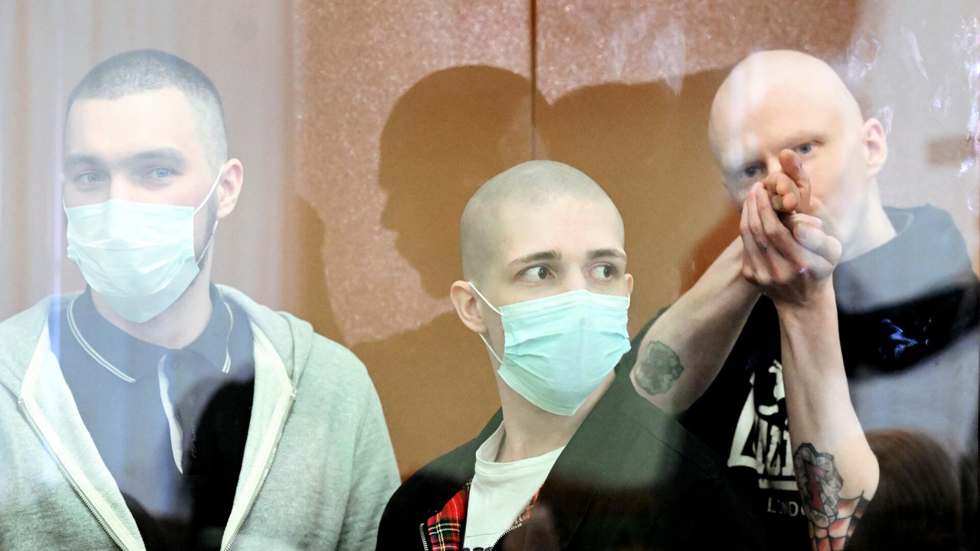 Фигуранты дела о подготовке убийства тележурналиста Владимира Соловьева во Втором Западном окружном военном суде в Москве