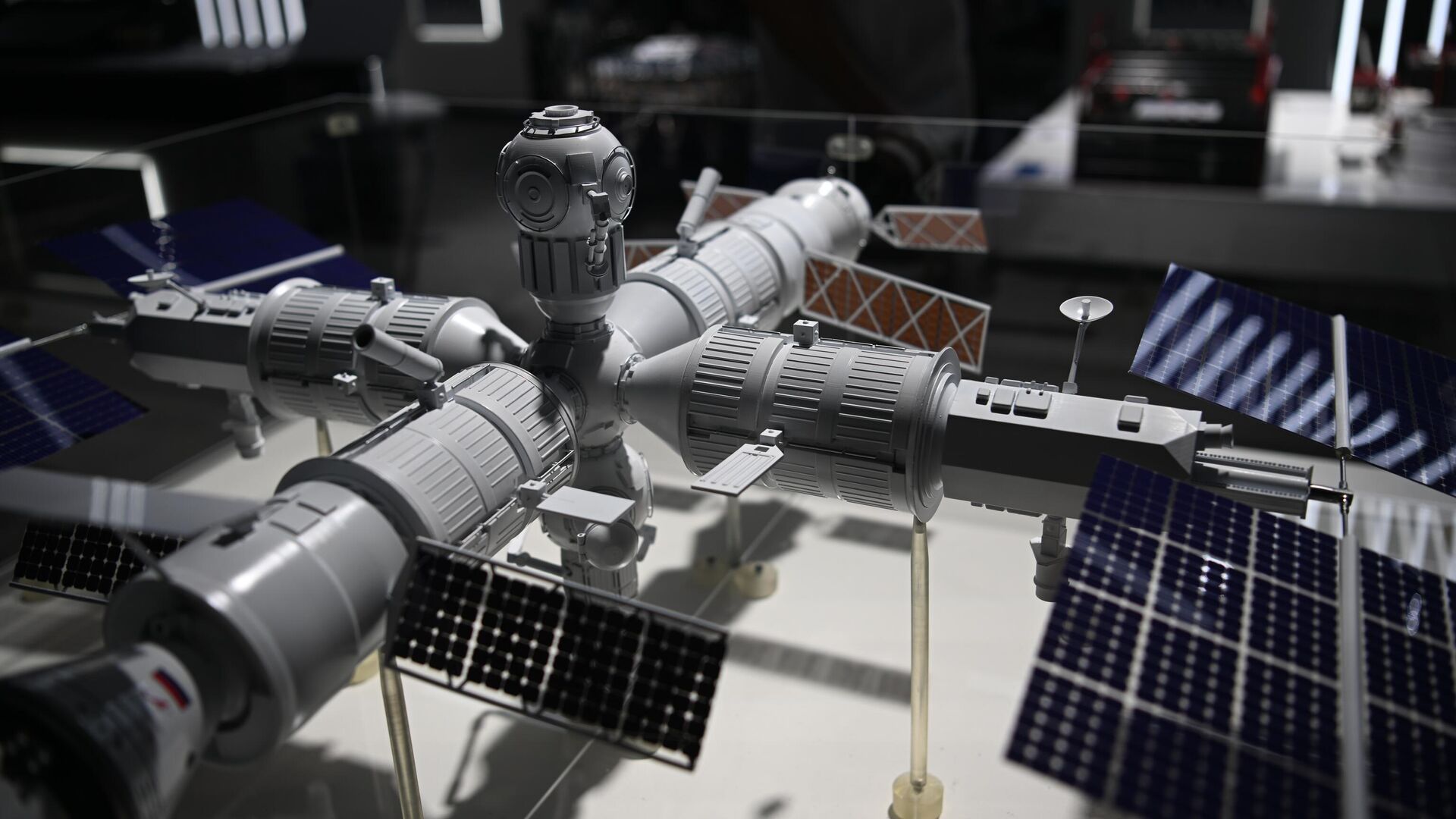 Макет новой российской орбитальной станции на стенде госкорпорации Роскосмос