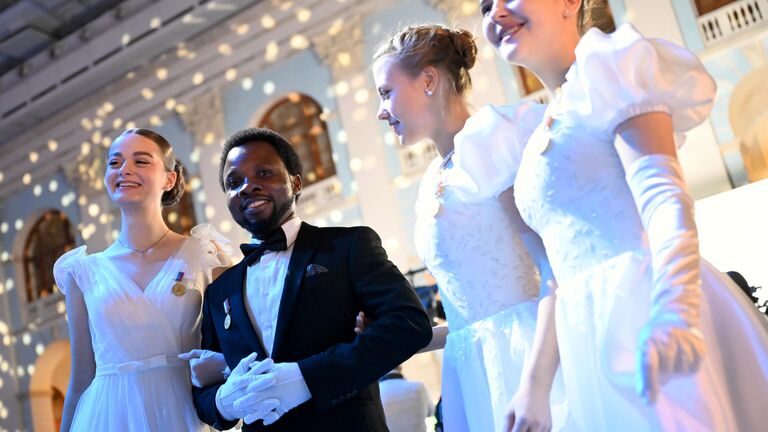 Участники IX Международного Кремлевского Благотворительного Кадетского Бала в Гостином дворе в Москве