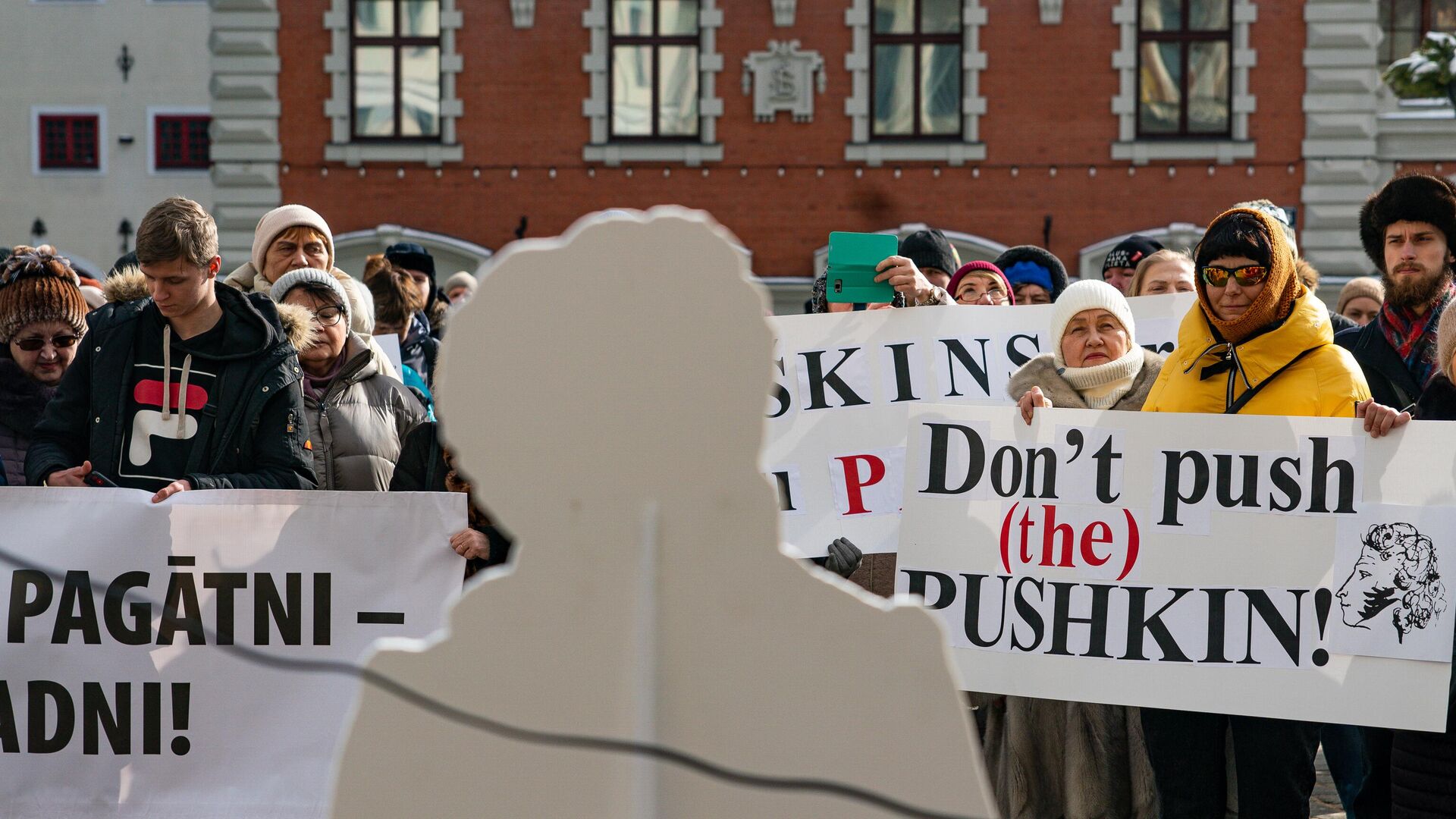 Участники митинга за сохранение памятника поэту Александру Пушкину на Ратушной площади в Риге