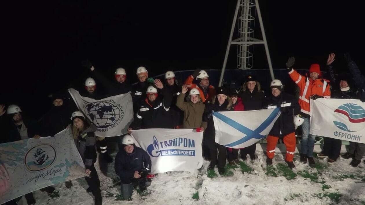 Участники экспедиции Фонда Люди моря, компании Фертоинг, РГО, Северного флота и АО Газпром шельфпроект в Баренцевом море. Кадр видео