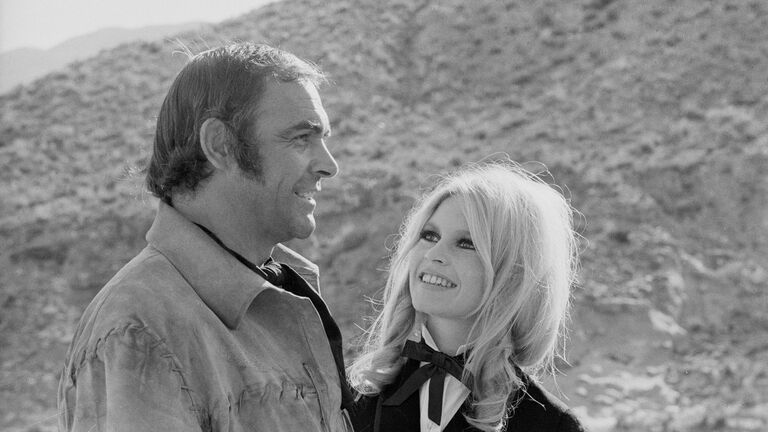 Шотландский актер Шон Коннери и французская актриса Брижит Бардо на съемочной площадке фильма Шалако