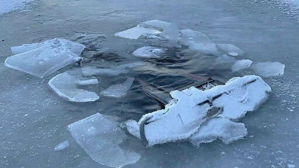 На месте происшествия, где два человека на снегоходе провалились под лед рядом с селом Буб в Пермском крае