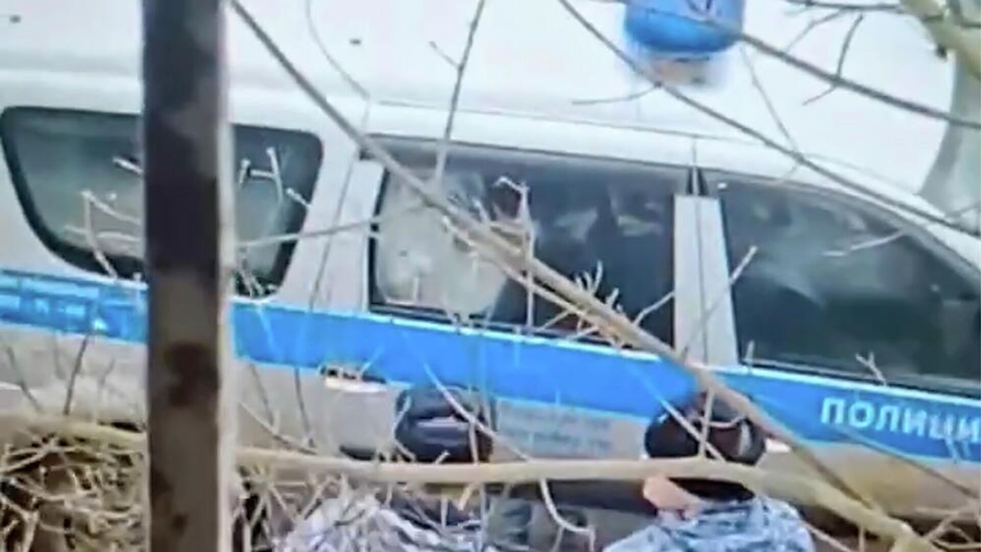 Подросток, напавший с ножом на школу в Одинцово, в автомобиле полиции