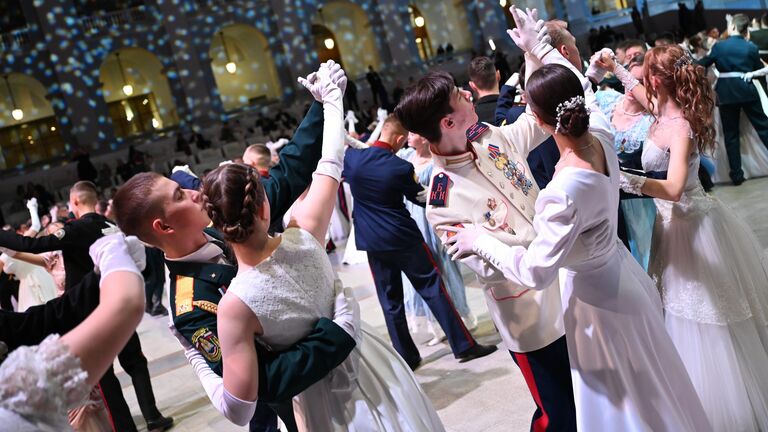 Участники IX Международного Кремлевского Благотворительного Кадетского Бала в Гостином дворе в Москве