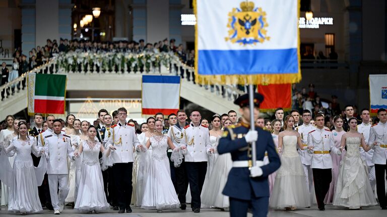 Участники IX Международного Кремлевского Благотворительного Кадетского Бала в Гостином дворе в Москве