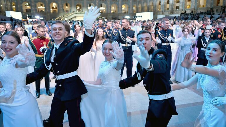 Участники IX Международного Кремлевского Благотворительного Кадетского Бала в Гостином дворе в Москве