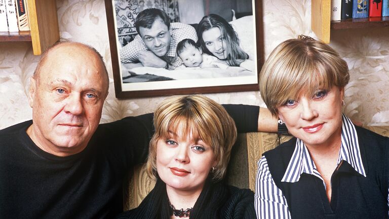 Кинорежиссер Владимир Меньшов с женой, актрисой театра и кино Верой Алентовой (справа) и дочерью, телеведущей, актрисой театра и кино Юлией Меньшовой