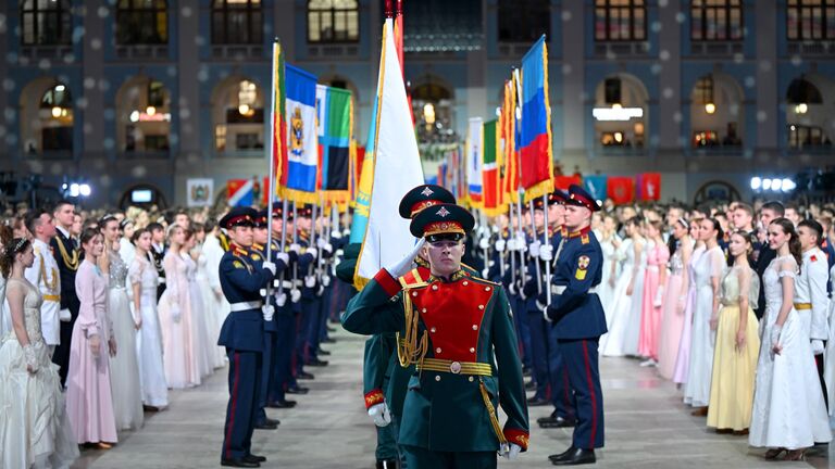 Участники IX Международного Кремлевского Благотворительного Кадетского Бала в Гостином дворе в Москве