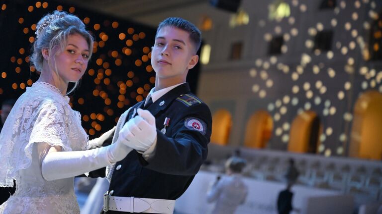 Участники IX Международного Кремлевского Благотворительного Кадетского Бала в Гостином дворе в Москве