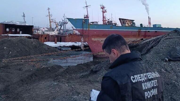 На месте происшествия во время утилизации судна на Камчатке