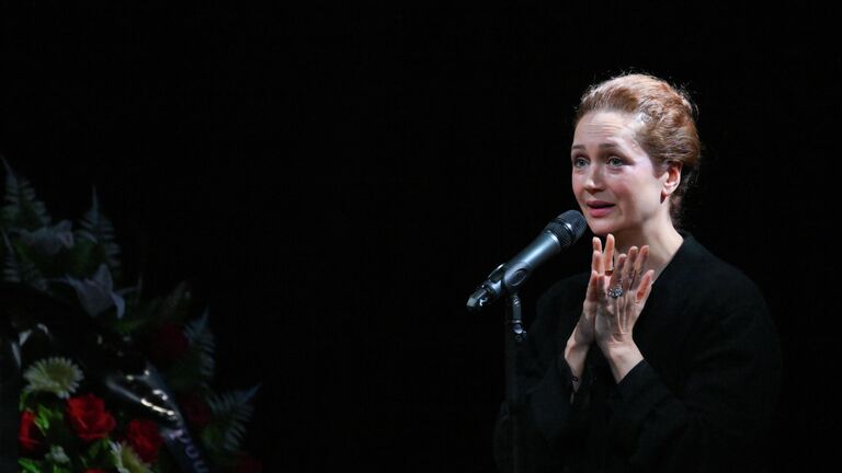 Актриса Виктория Исакова на церемонии прощания с народной артисткой РФ Верой Алентовой в Московском драматическом театре имени А.С. Пушкина