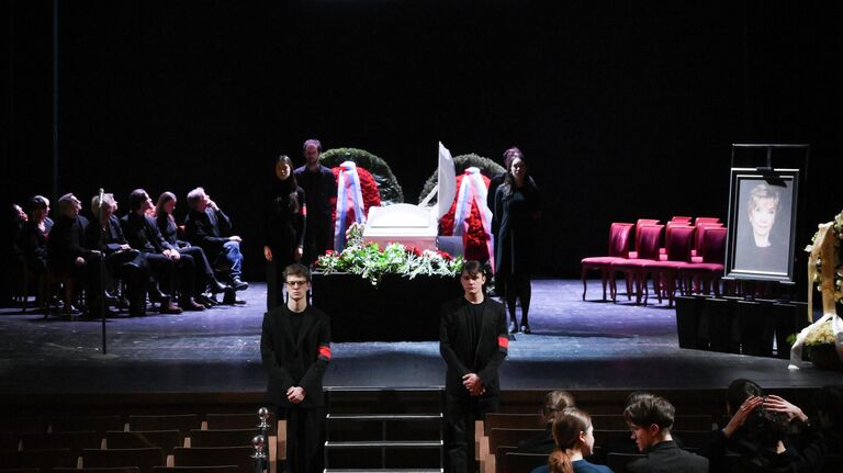 Прощание с народной артисткой РФ Верой Алентовой в Московском драматическом театре имени А.С. Пушкина