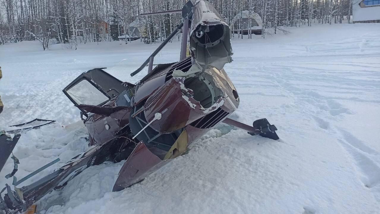 На месте крушения двухместного частного вертолёта на территории базы отдыха Ашатли-парк в Пермском крае. 7 января 2026