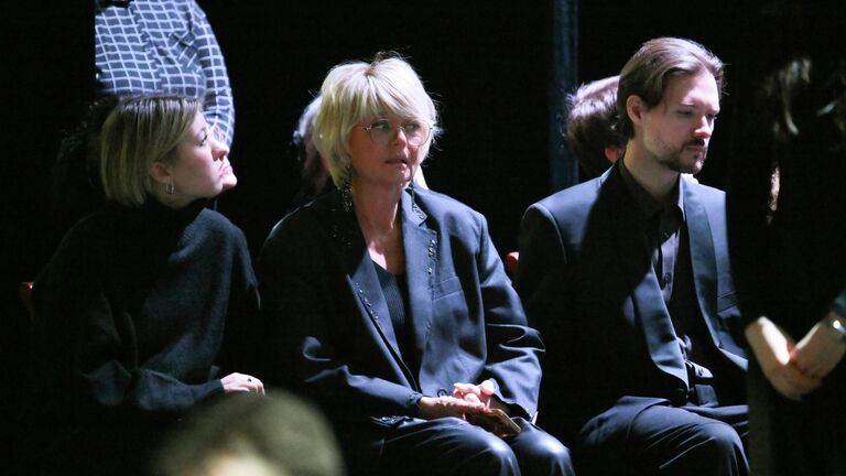 Дочь народной артистки РФ Веры Алентовой, журналист, телеведущая Юлия Меньшова (в центре) и её дети Таисия и Андрей Гордины на церемонии прощания в Московском драматическом театре имени А.С. Пушкина