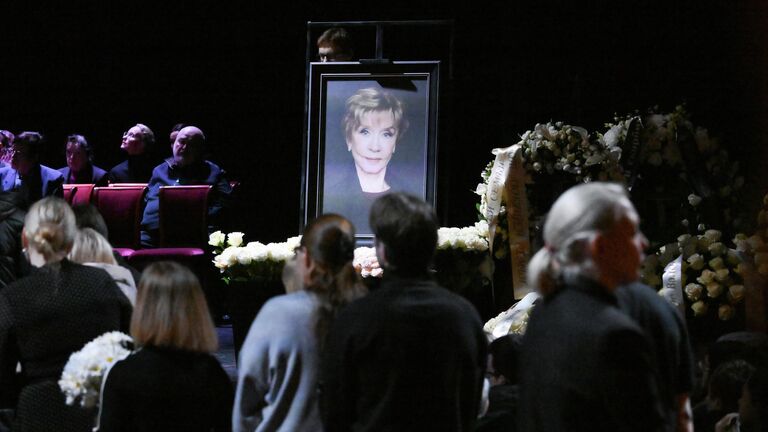 Церемония прощания с народной артисткой РФ Верой Алентовой в Московском драматическом театре имени А.С. Пушкина