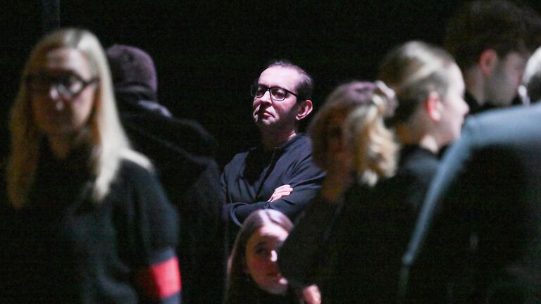 Актер Константин Хабенский на церемонии прощания с народной артисткой РФ Верой Алентовой в Московском драматическом театре имени А.С. Пушкина