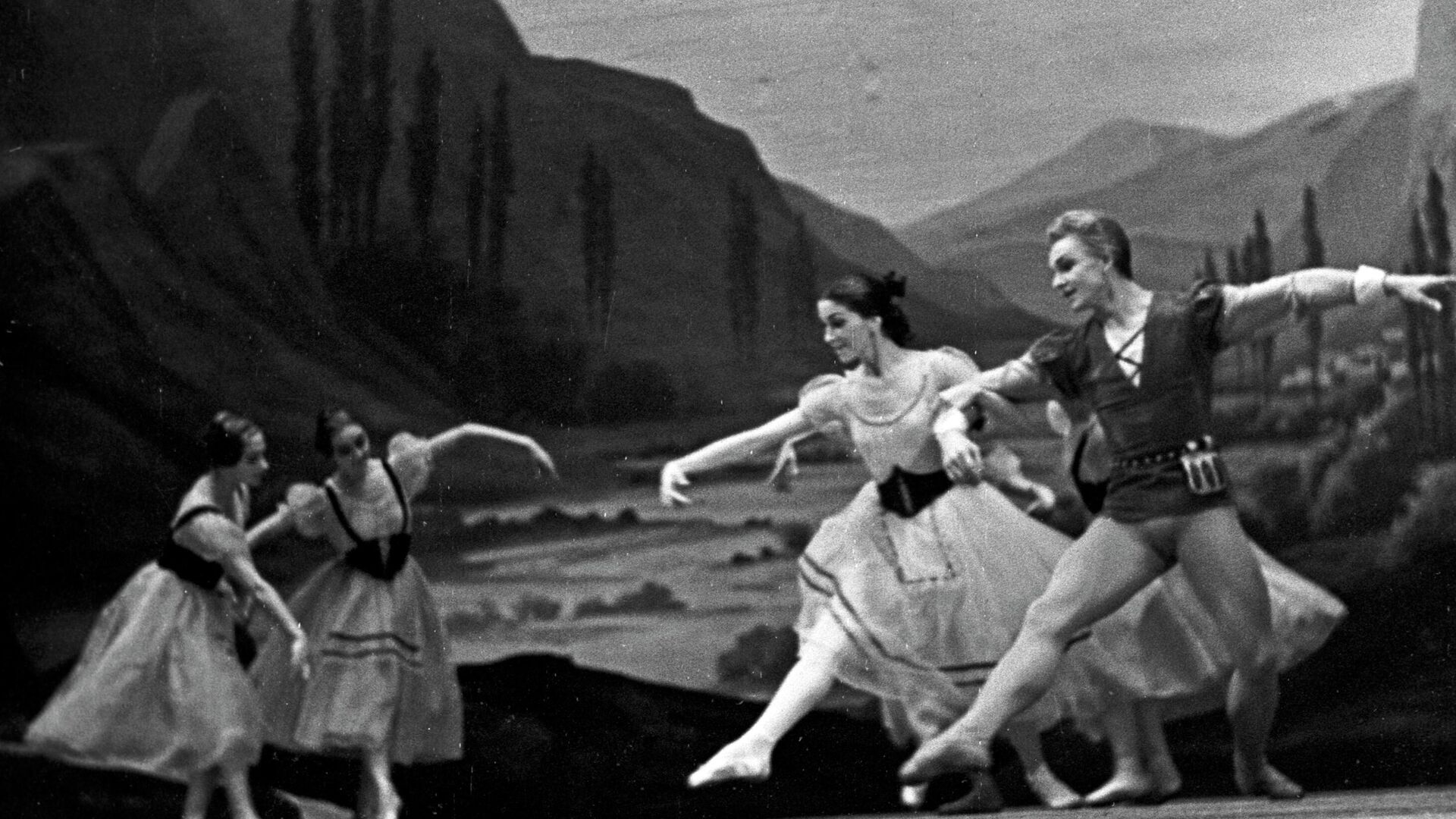 Сцена из балета Адольфа Адана Жизель. Жизель - Эмма Минченок, граф Альберт - Юрий Соловьев. Ленинградский государственный академический театр оперы и балета им. С.М.Кирова (Мариинский театр).