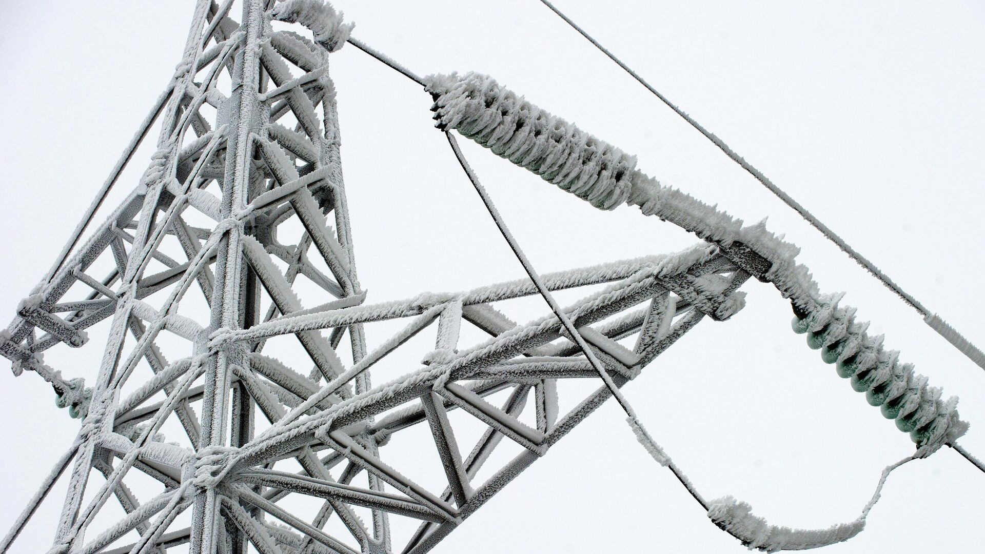 Заснеженные опоры ЛЭП