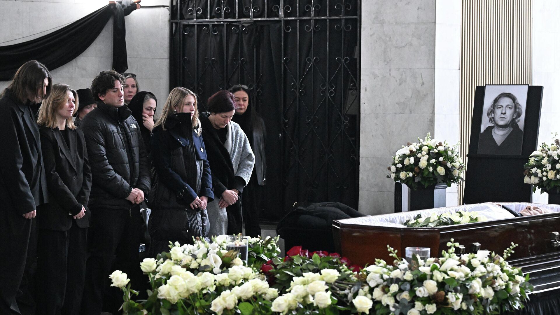 Прощание с продюсером и телеведущим Александром Олейниковым