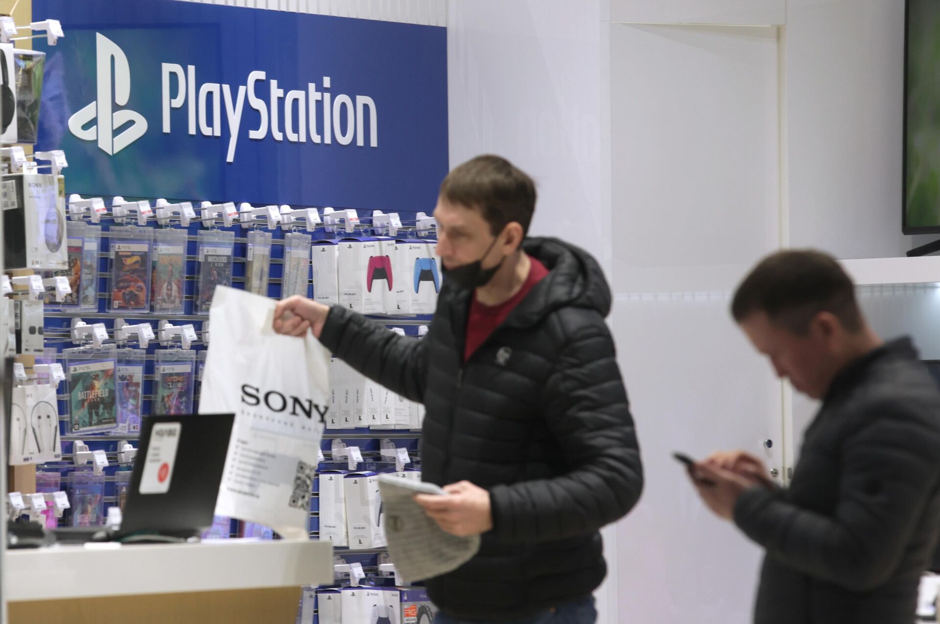 Покупатели в магазине электроники Sony