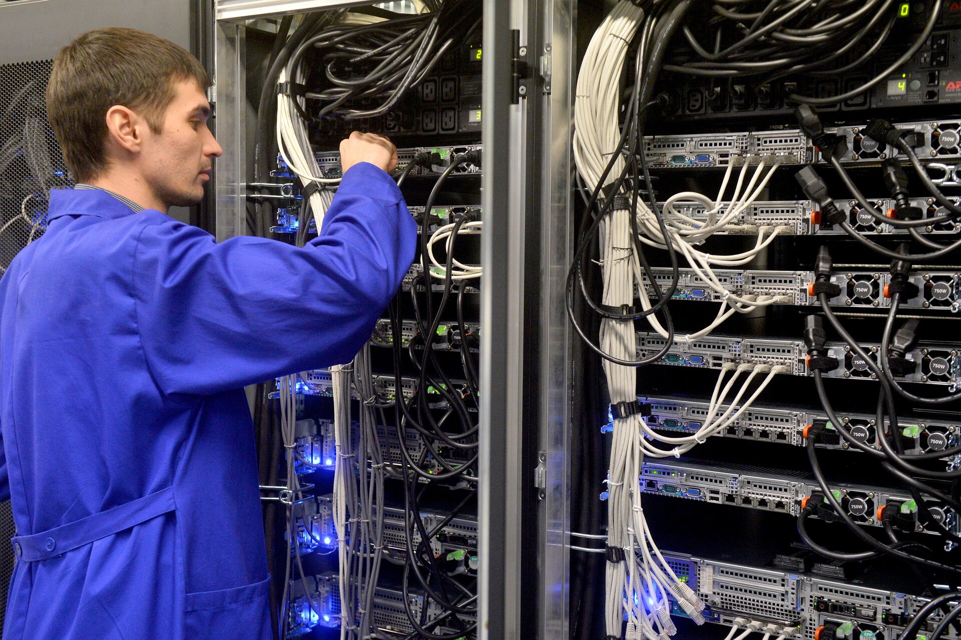 Сотрудник дата-центра IT-парка в Казани