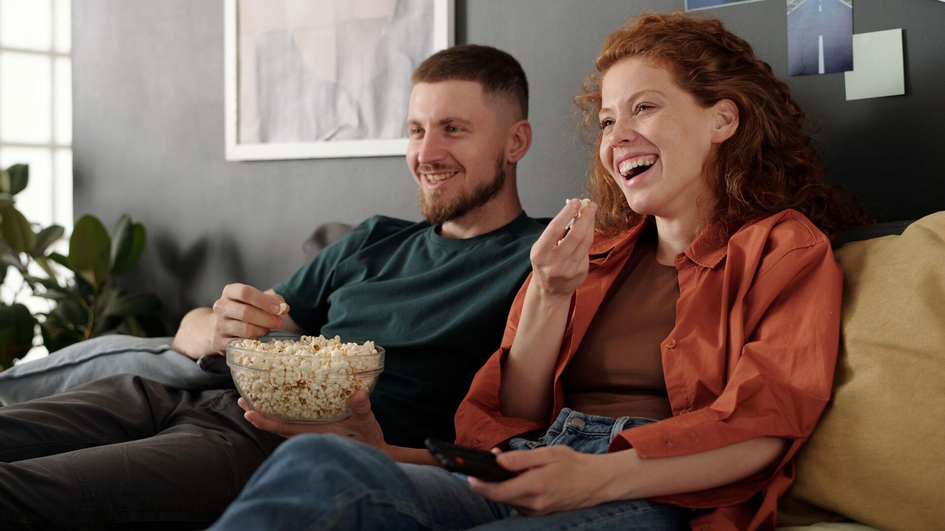 Молодые люди смотрят телевизор