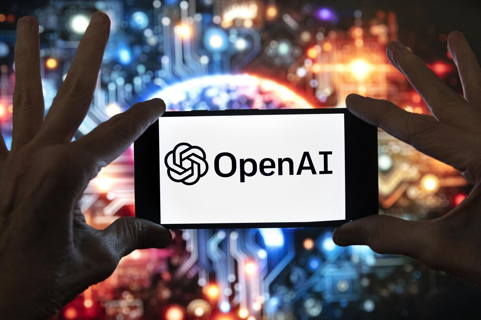 Логотип OpenAI на экране мобильного телефона