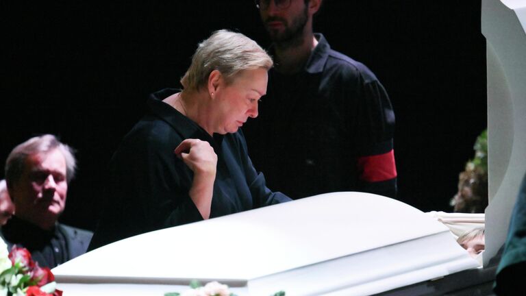 Актриса Мария Аронова на церемонии прощания с народной артисткой РФ Верой Алентовой в Московском драматическом театре имени А.С. Пушкина