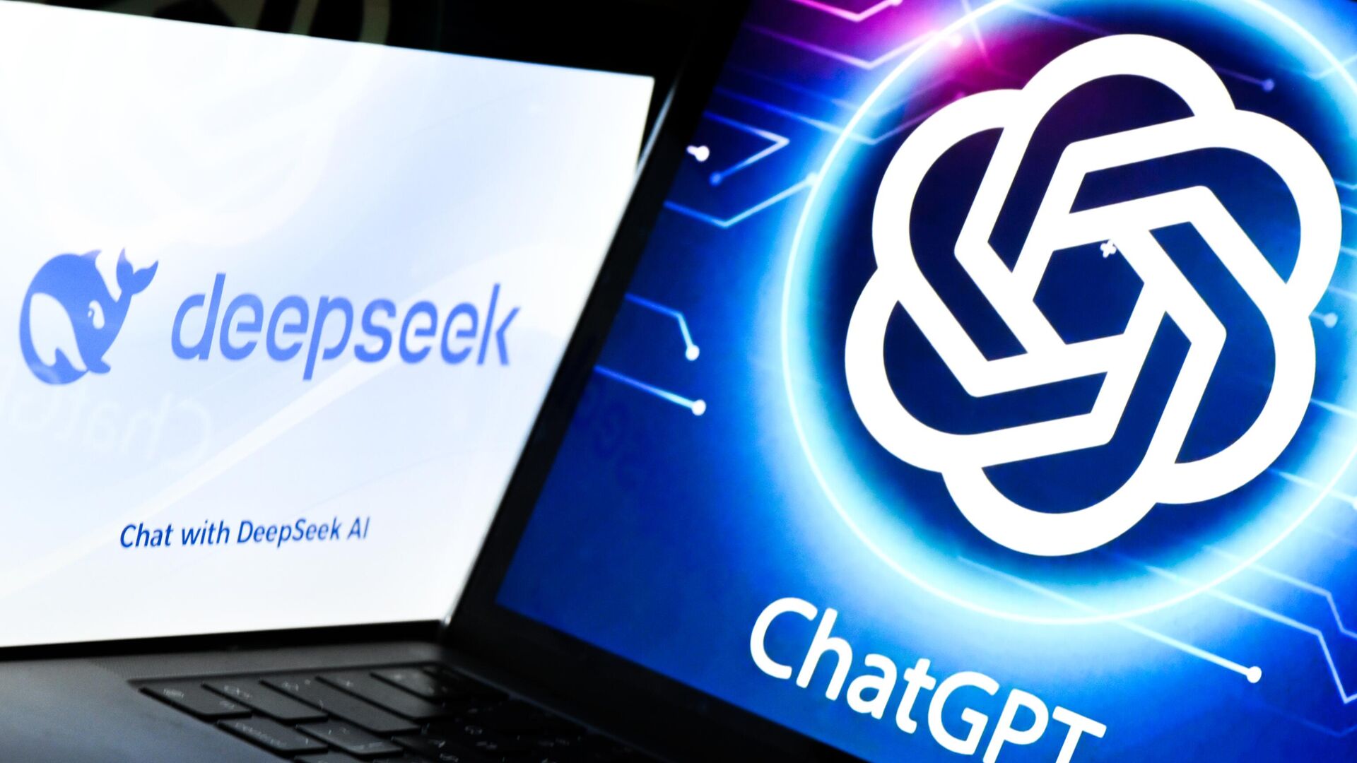 Логотипы DeepSeek и ChatGPT