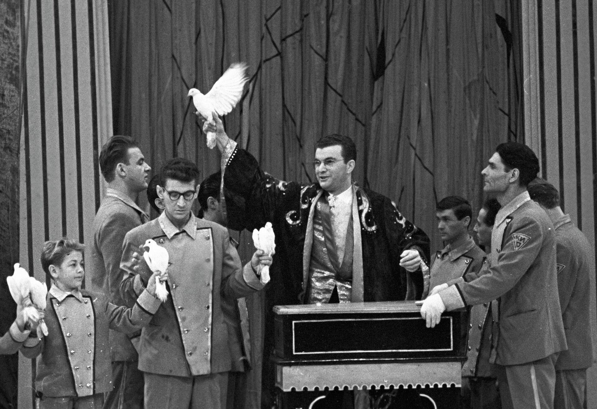 Выступление иллюзиониста Эмиля Кио