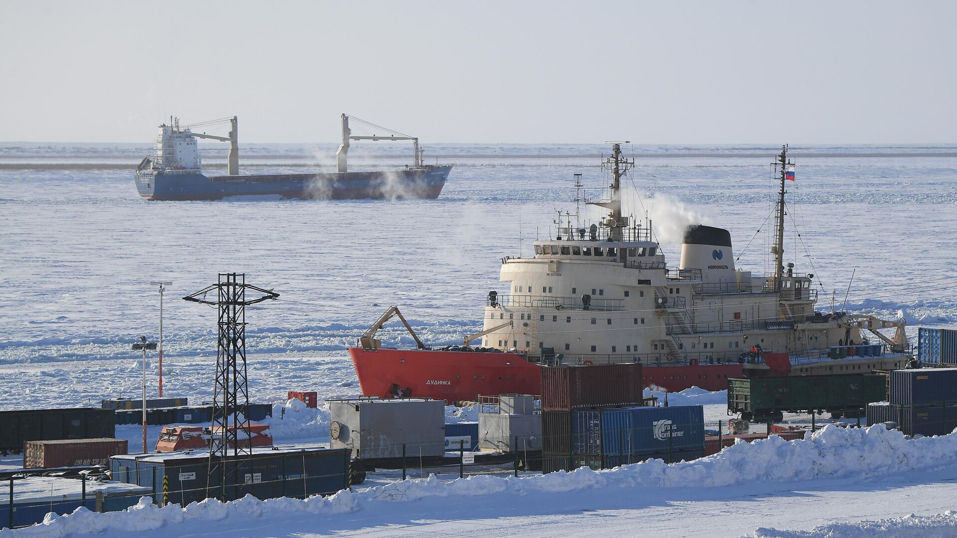 Корабли в морском порту Дудинка
