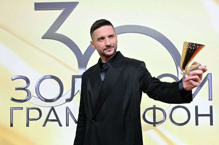 Певец Сергей Лазарев во время фотосессии на XXX церемонии вручения национальной музыкальной премии Золотой Граммофон в Москве