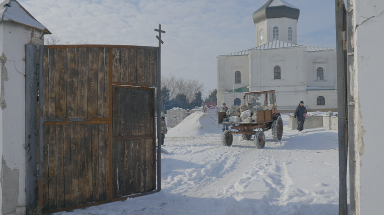 Кадр из фильма о восстановлении разрушенных ВСУ храмов на Донбассе